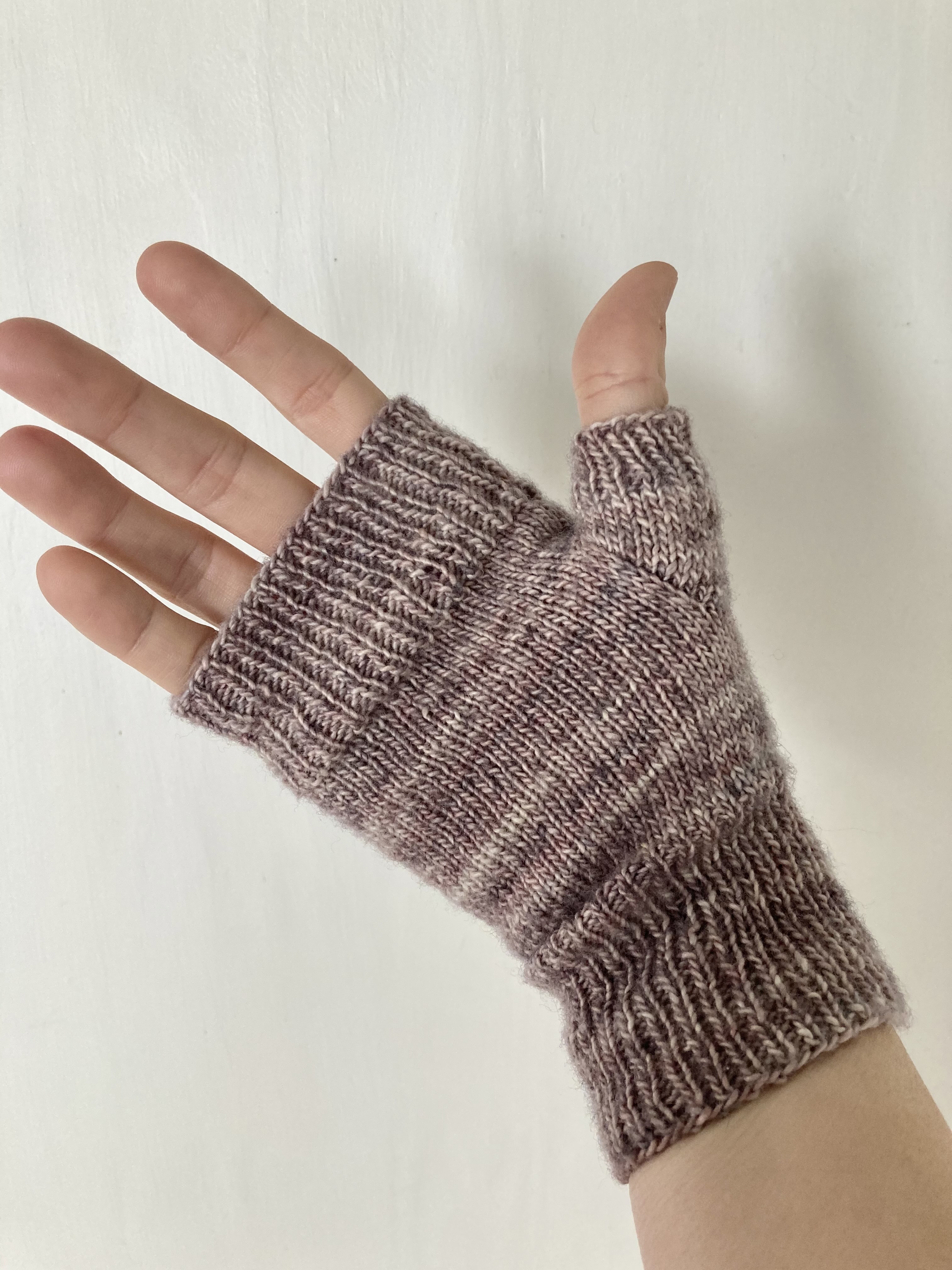 purple knitted fingerless gloves